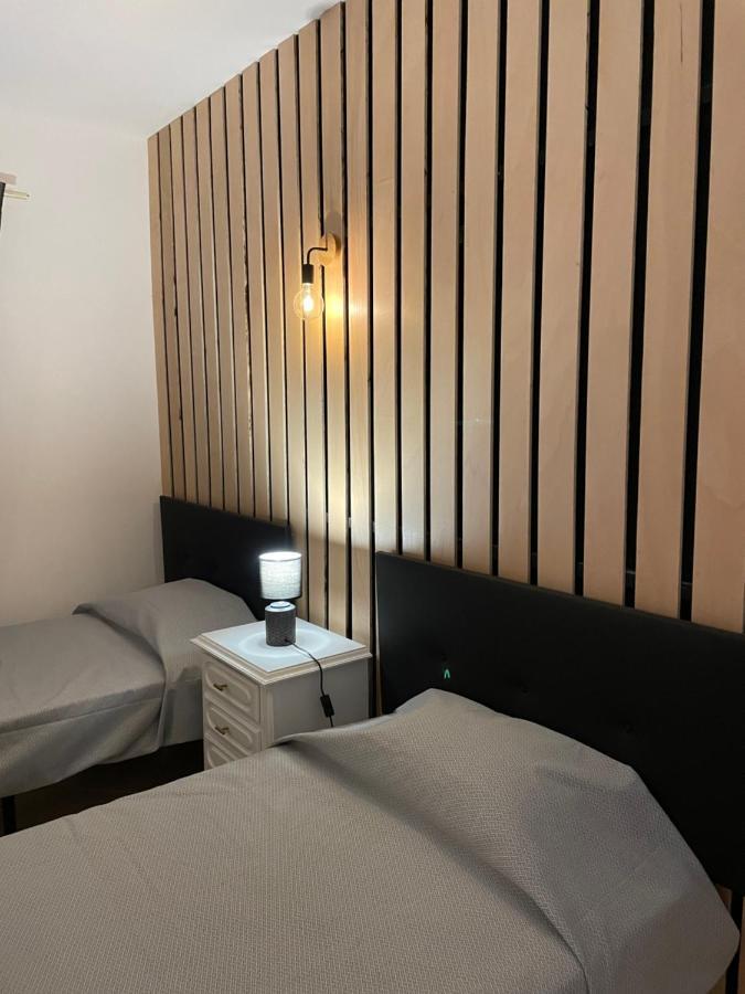 Travellers Guesthouse ลากอส ภายนอก รูปภาพ