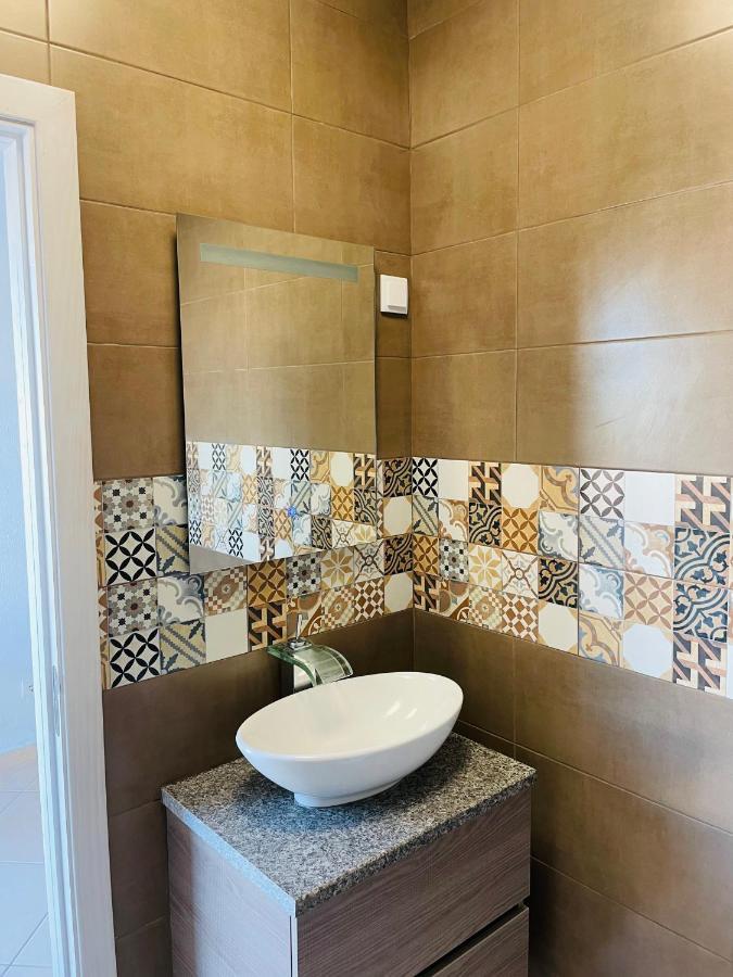 Travellers Guesthouse ลากอส ภายนอก รูปภาพ