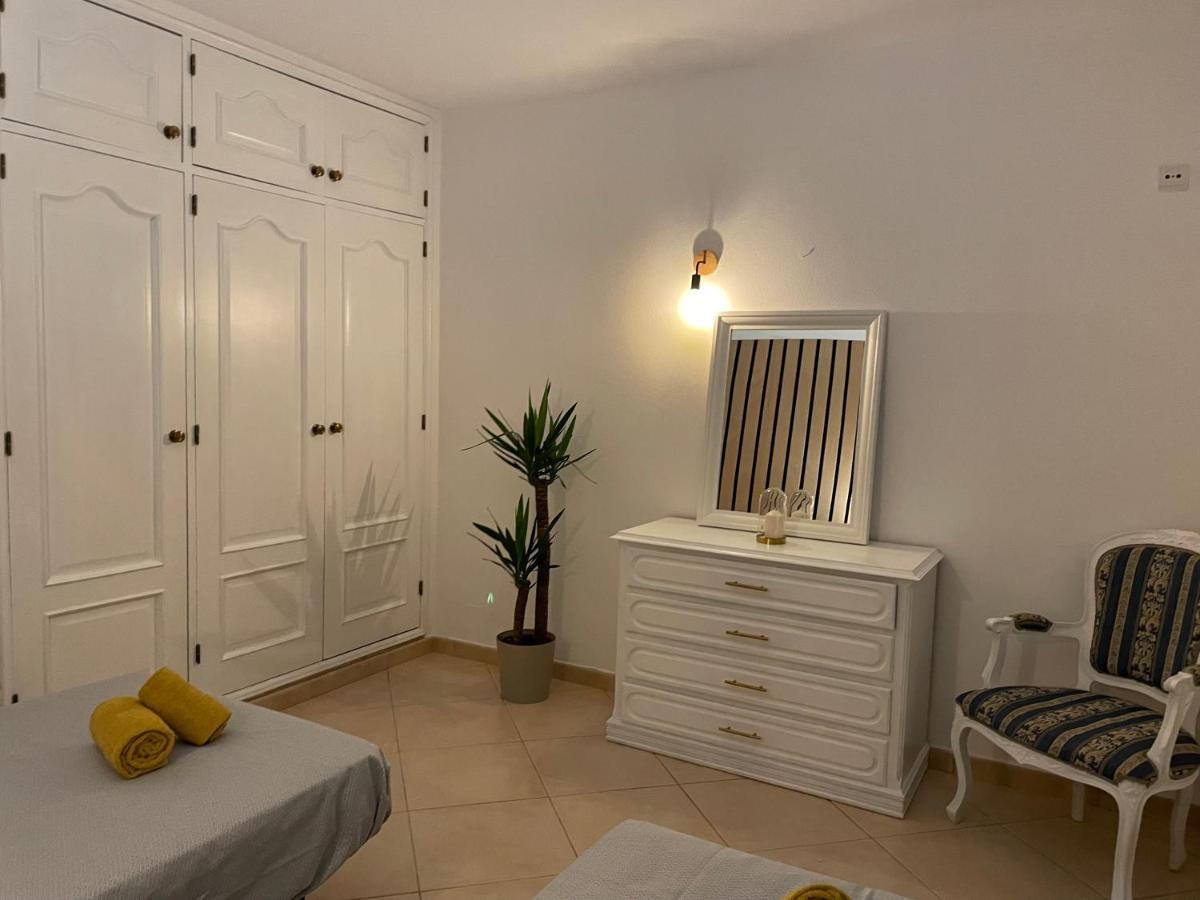 Travellers Guesthouse ลากอส ภายนอก รูปภาพ