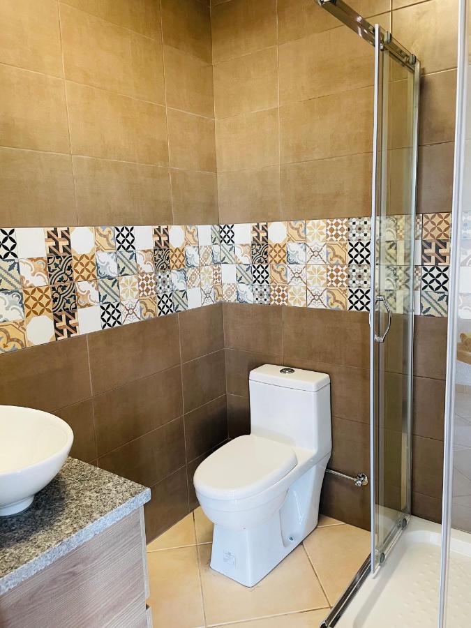 Travellers Guesthouse ลากอส ภายนอก รูปภาพ