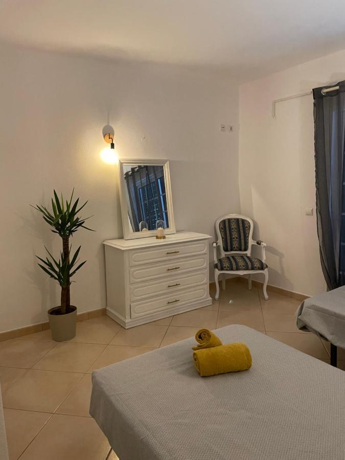Travellers Guesthouse ลากอส ภายนอก รูปภาพ