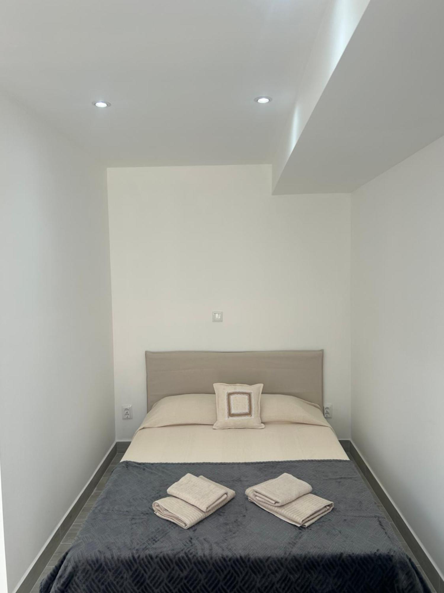 Travellers Guesthouse ลากอส ภายนอก รูปภาพ