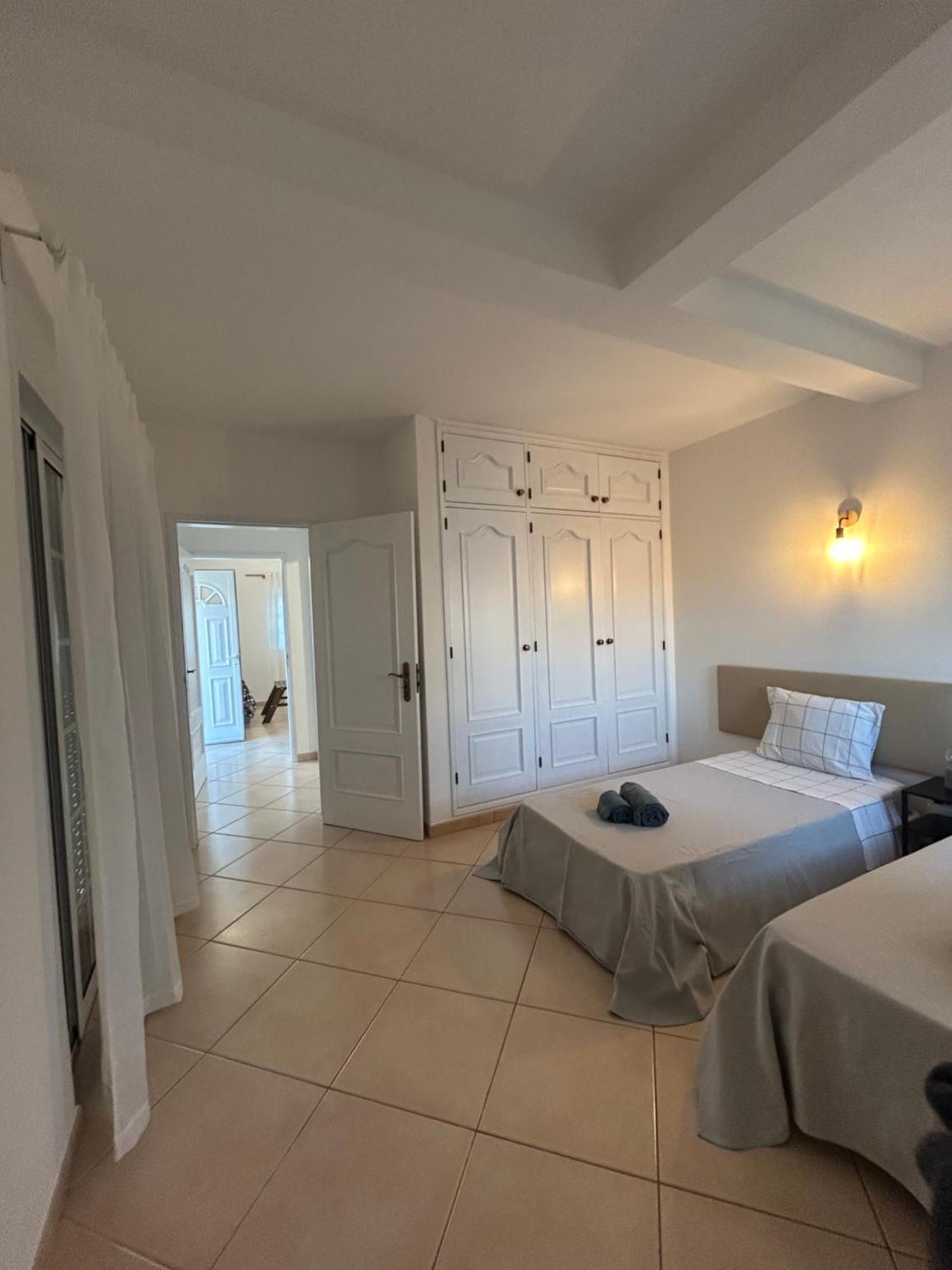 Travellers Guesthouse ลากอส ภายนอก รูปภาพ