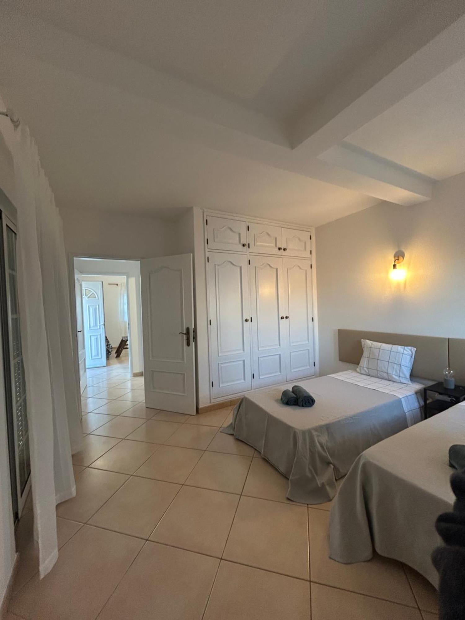 Travellers Guesthouse ลากอส ภายนอก รูปภาพ