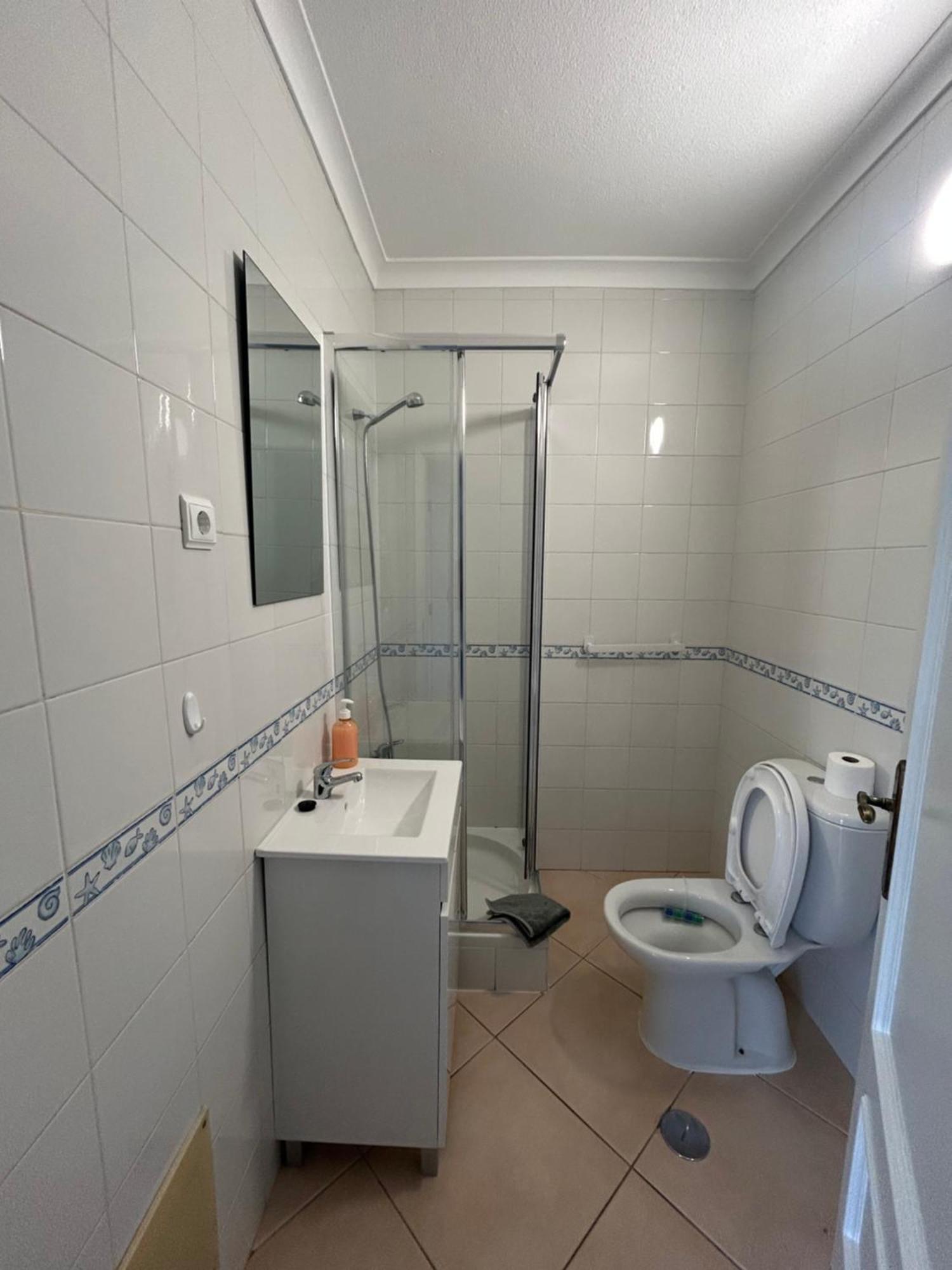 Travellers Guesthouse ลากอส ภายนอก รูปภาพ